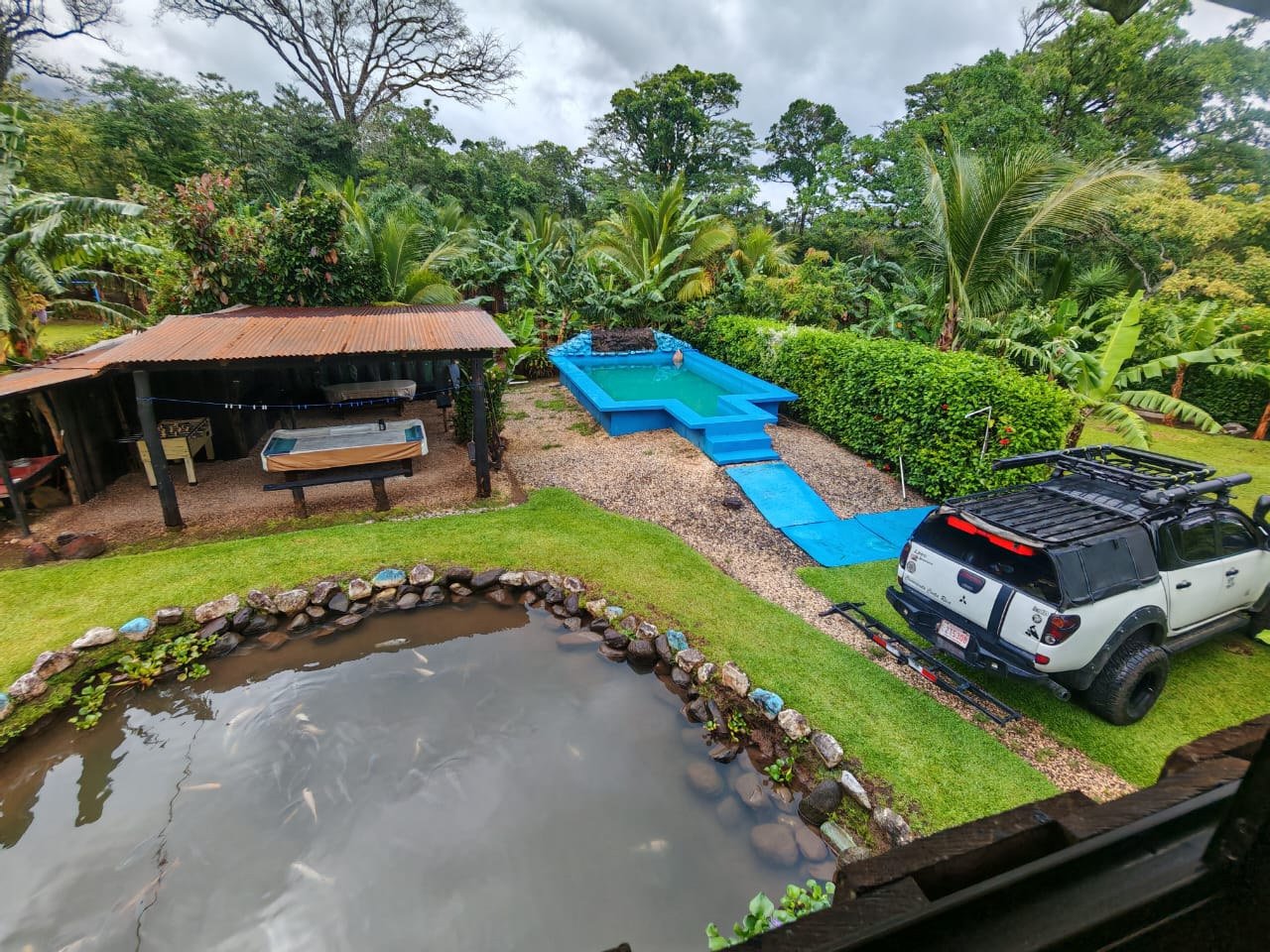 Vista del jardín, piscina y rancho