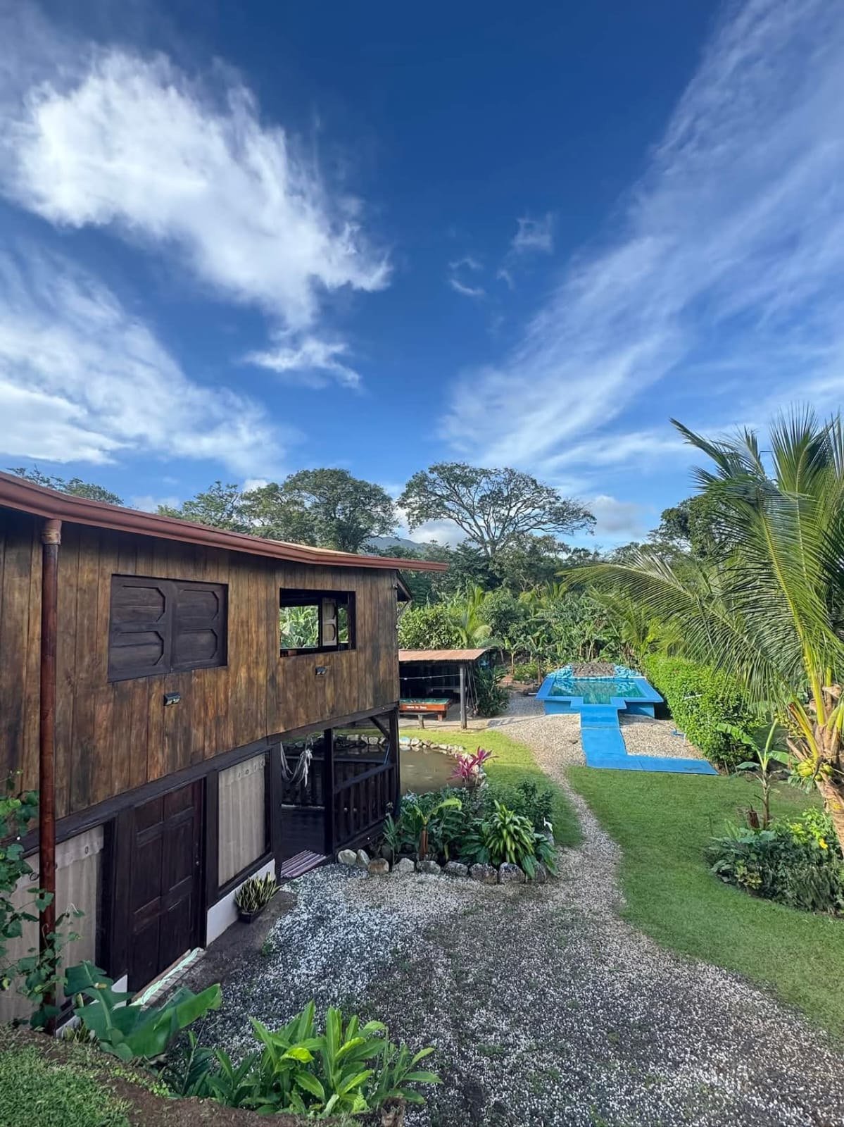 Cabaña de madera con vista a la piscina