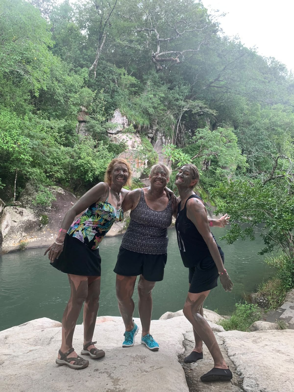 Amigas con barro volcánico