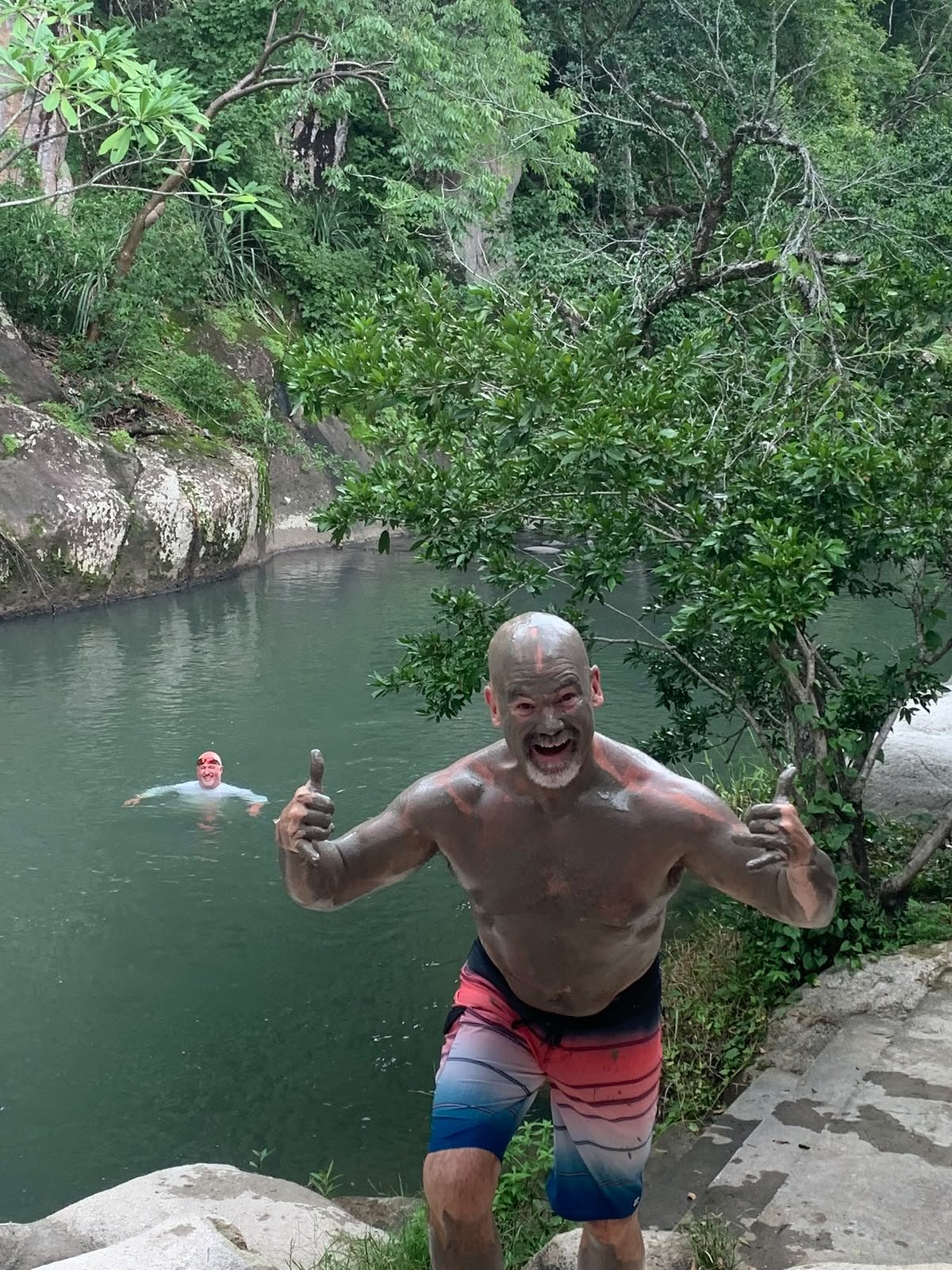 Poza del río después del barro
