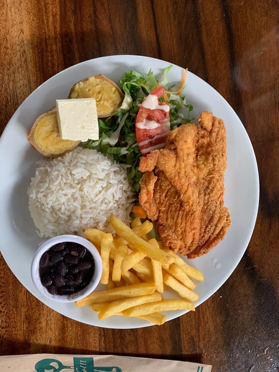 Casado de pollo empanizado