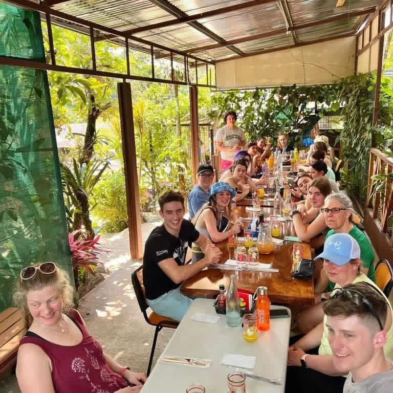 Grupo almorzando en Doña Carmen