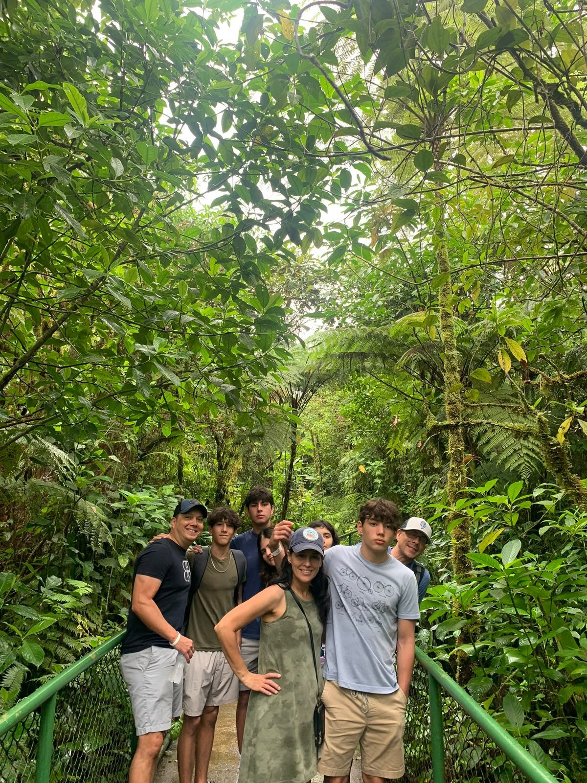 Familia en el sendero del parque