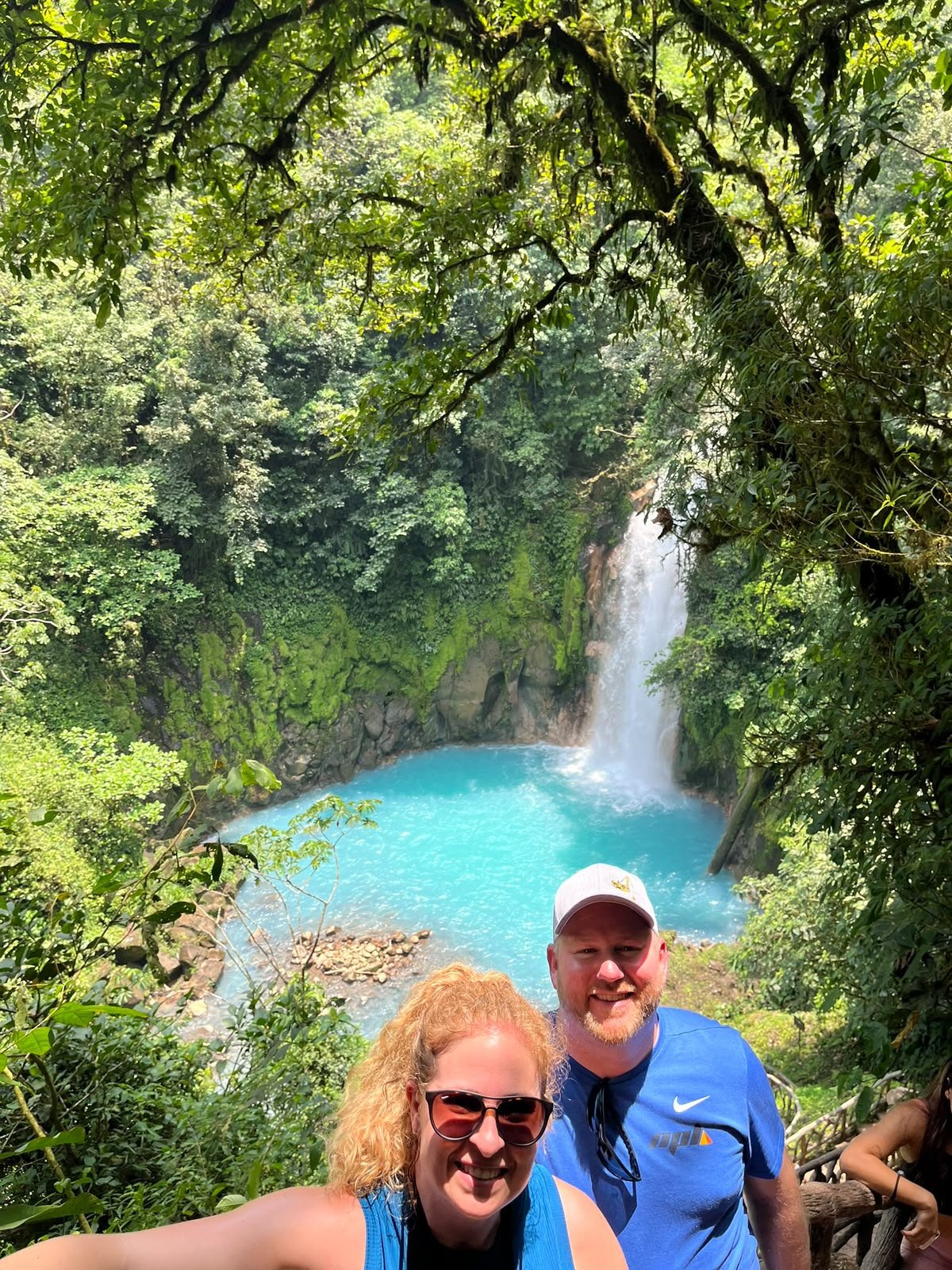 Visitantes frente a la catarata de Río Celeste